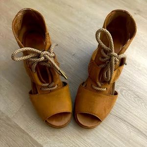 Sorel Joanie Sahara/Fawn Lace Up Leather Camel Brown Wedge Size 7